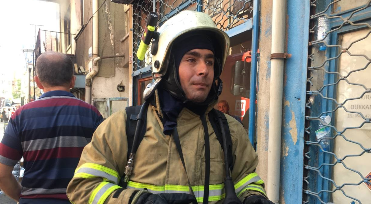 Yangının ortasında bayılan yaşlı adamı itfaiye eri kurtardı